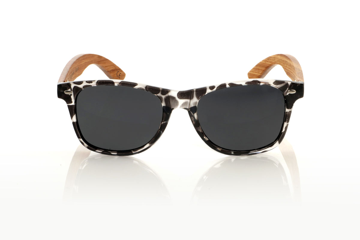 Wood eyewear of Walnut KHUN. KHUN are the new must-have for sunglasses lovers. With its design inspired by the classics, these glasses feature a transparent Tortoiseshell frame in a palette of gray and black with a satin gloss finish, bringing a modern mix to an iconic style. The Walnut temples not only contrast beautifully with the frame, but also add a touch of warmth and naturalness. Perfect for any occasion, the KHUN offers clear vision and protection without compromising style. With measurements of 152x49 and a caliber of 54, they fit perfectly, promising comfort and an impeccable look to those who wear them. for Wholesale & Retail | Root Sunglasses® 